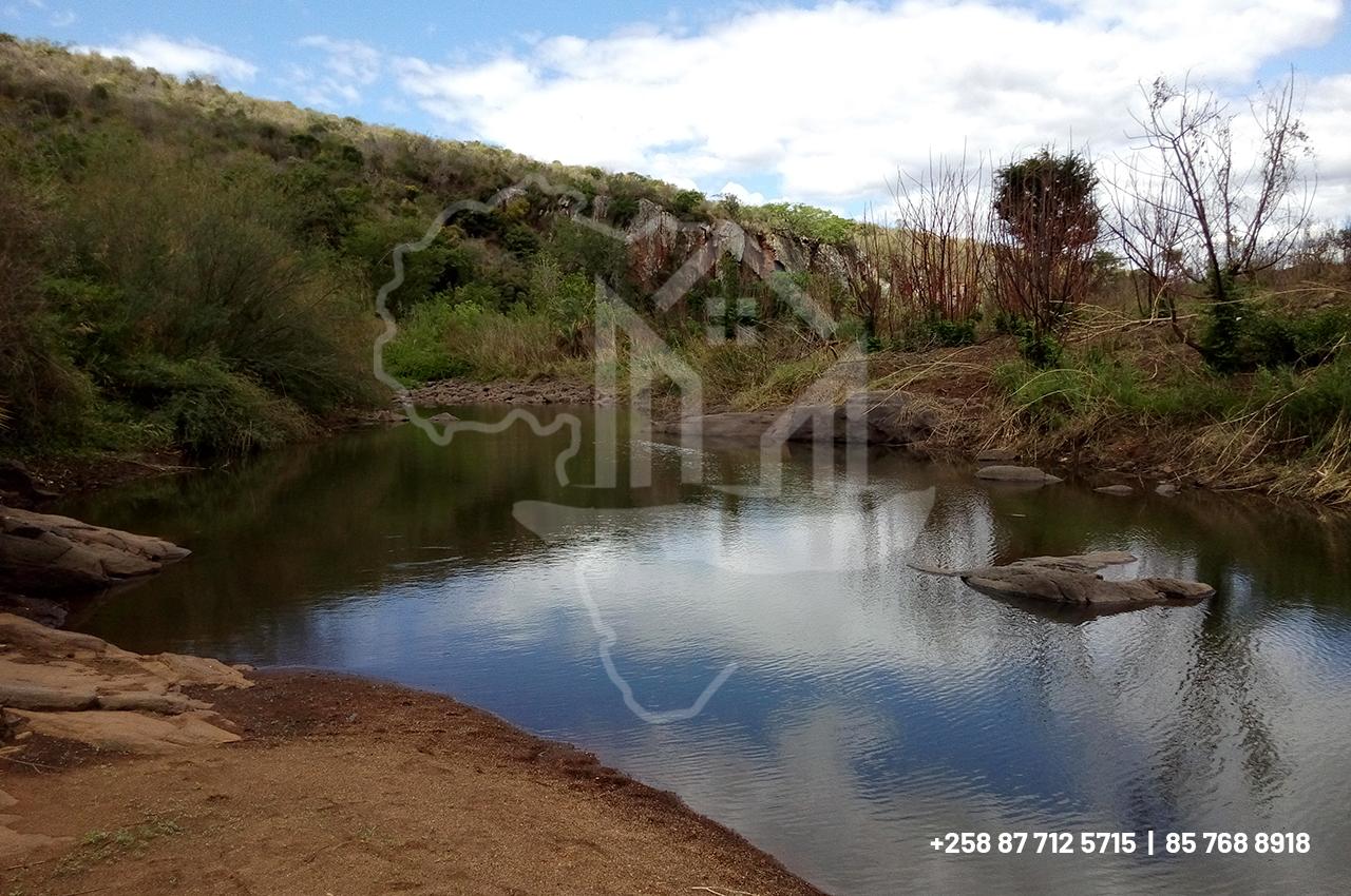 Trespassa-se: Espetacular Propriedade prima de 4 hectares para Agricultura e Pecuária ou casa do campo